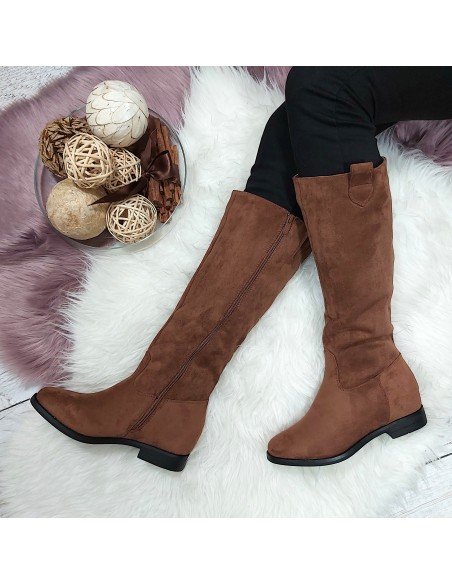 Zamszowe kozaki na koturnie