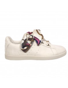 Sportowe buty z kokardką