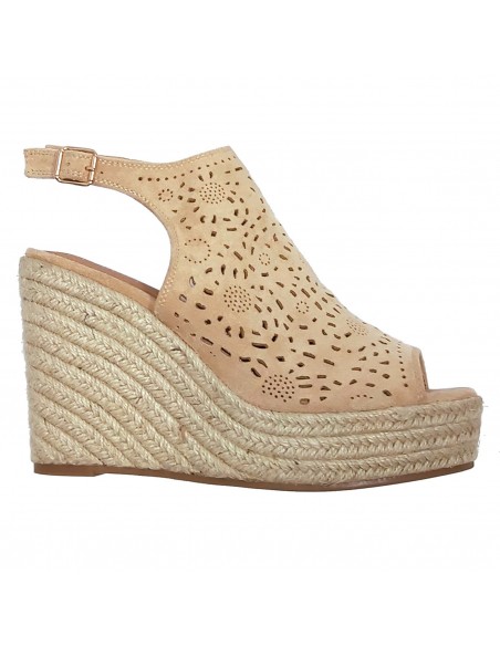 Ażurowe sandały na koturnie