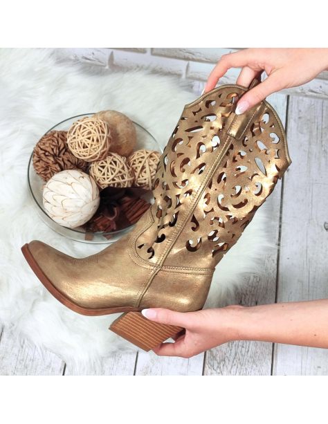 Złote ażurowe kowbojki...