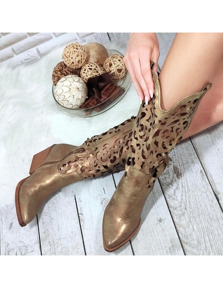 Złote ażurowe kowbojki...