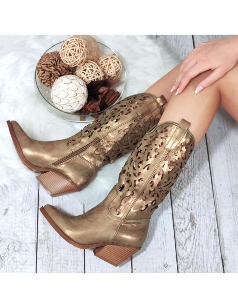 Złote ażurowe kowbojki...