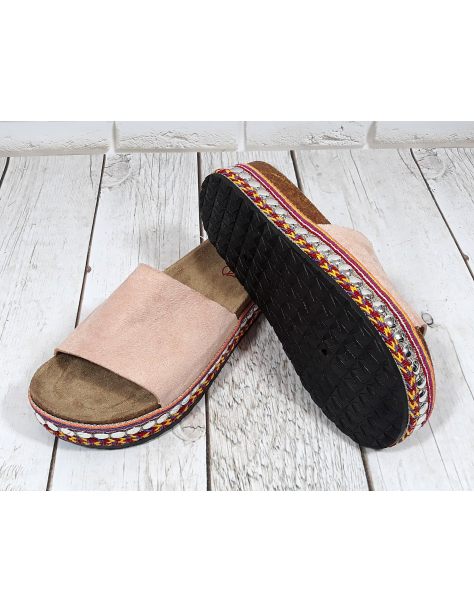 Zamszowe klapki na platformie boho