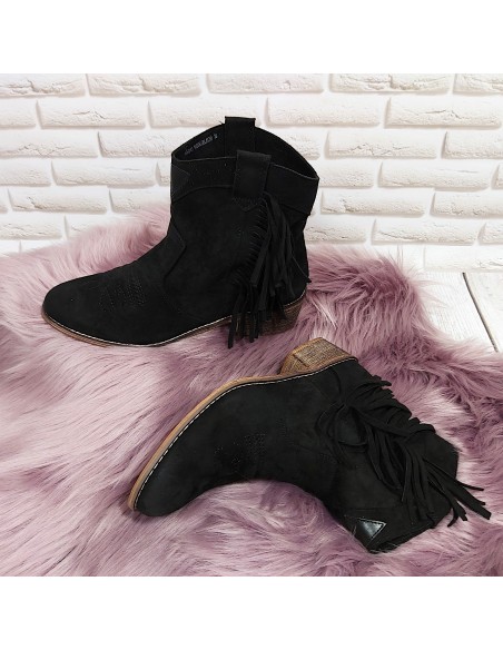 Zamszowe kowbojki z frędzlami